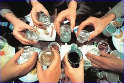 Các bác sĩ dự báo số ca ngộ độc rượu sẽ còn tăng cao trong Tháng Giêng- Các bác sĩ dự báo số ca ngộ độc rượu sẽ còn tăng cao trong Tháng Giêng-
